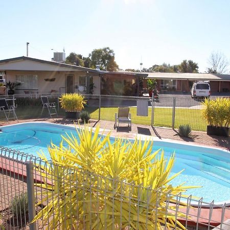 קובאר Cross Roads Motel מראה חיצוני תמונה