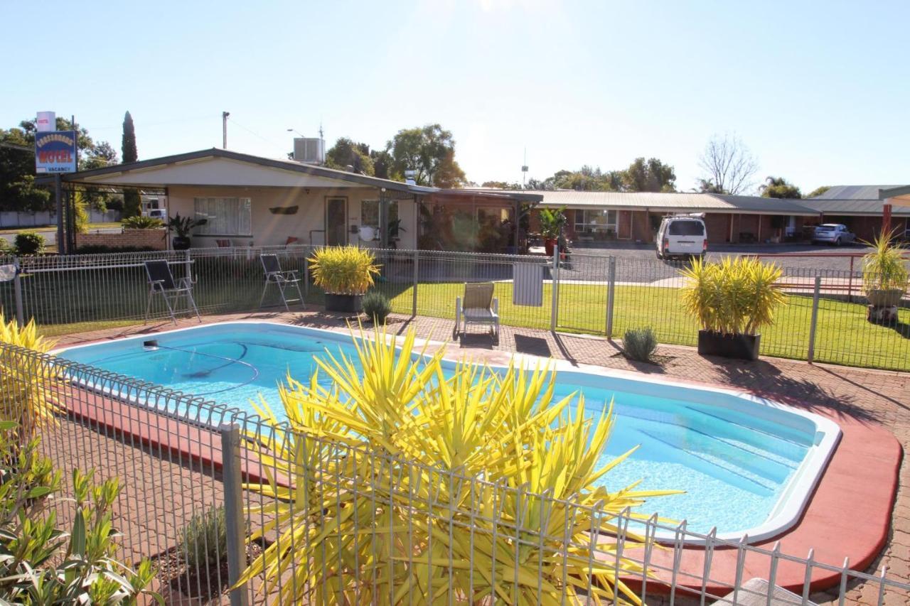 קובאר Cross Roads Motel מראה חיצוני תמונה