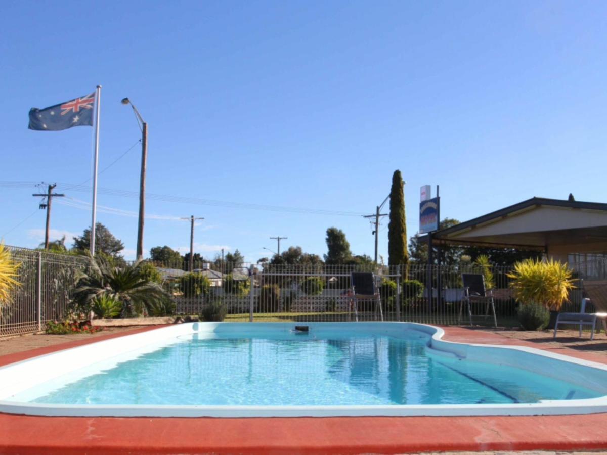 קובאר Cross Roads Motel מראה חיצוני תמונה