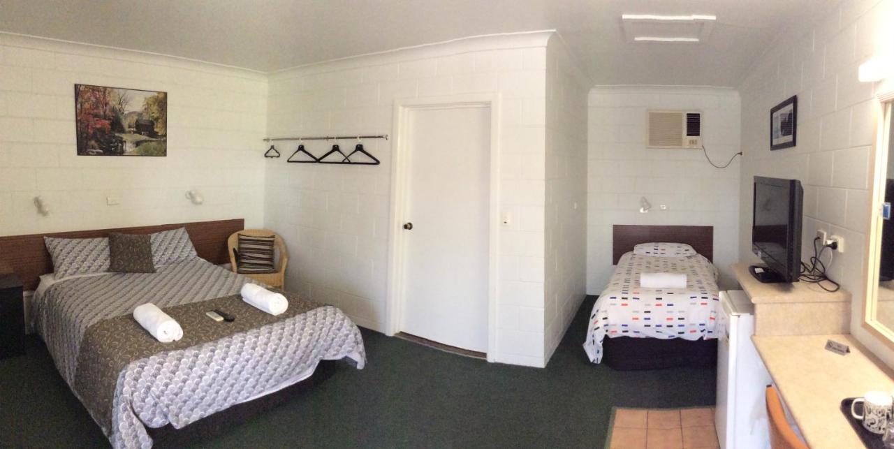 קובאר Cross Roads Motel מראה חיצוני תמונה